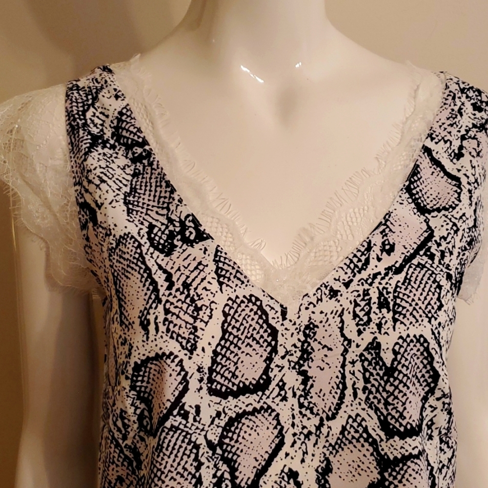 🎄5/$30🎄Blouse Black/White/Pink - Picture 2 of 6